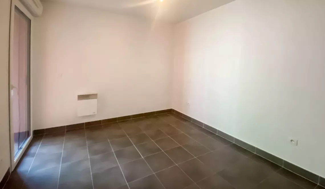 Bayonne les Arênes - Dans résidence de 2011, joli type 2 de 42 m² habitable en rez de jardin, pièce de vie et sa cuisine américaine, jardin privatif clos de 28 m²