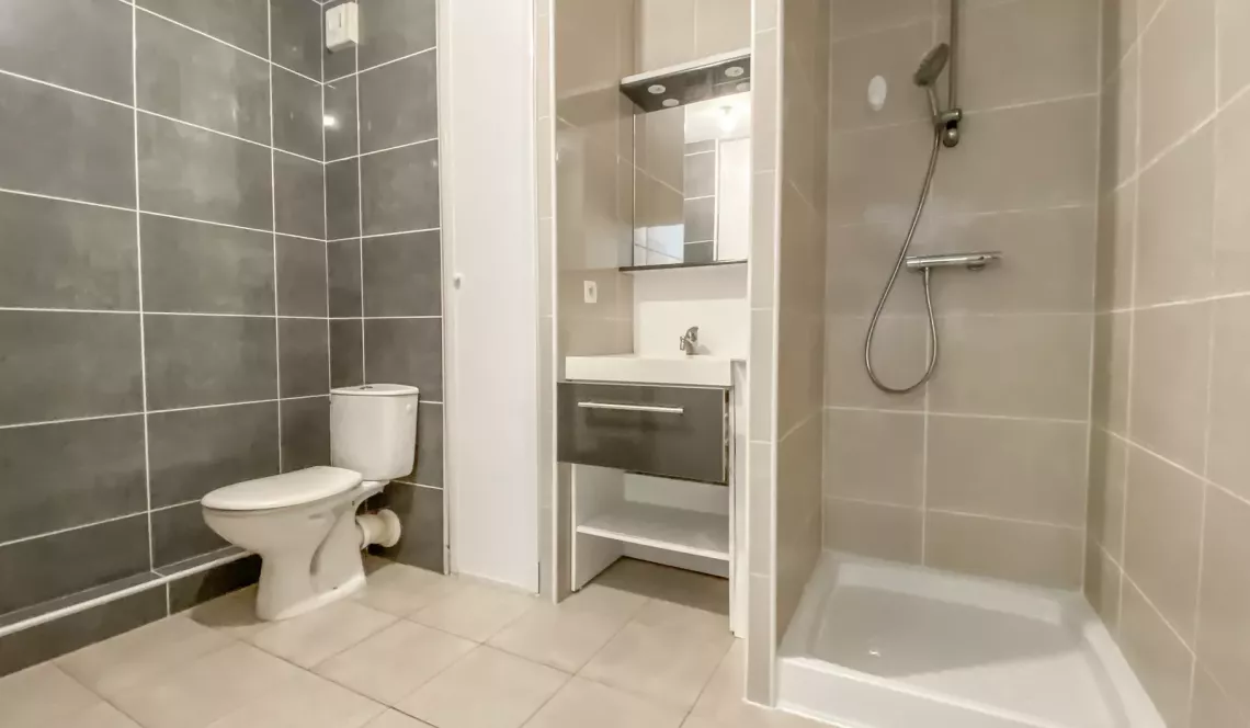 Bayonne les Arênes - Dans résidence de 2011, joli type 2 de 42 m² habitable en rez de jardin, pièce de vie et sa cuisine américaine, jardin privatif clos de 28 m²
