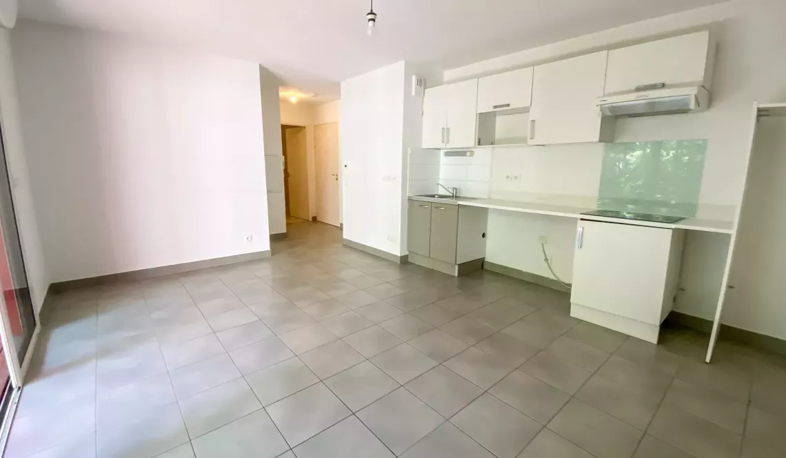 Bayonne les Arênes - Dans résidence de 2011, joli type 2 de 42 m² habitable en rez de jardin, pièce de vie et sa cuisine américaine, jardin privatif clos de 28 m²