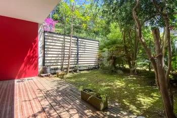 Bayonne les Arênes - Dans résidence de 2011, joli type 2 de 42 m² habitable en rez de jardin, pièce de vie et sa cuisine américaine, jardin privatif clos de 28 m²