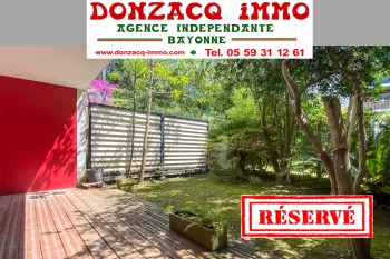 Bayonne les Arênes - Dans résidence de 2011, joli type 2 de 42 m² habitable en rez de jardin, pièce de vie et sa cuisine américaine, jardin privatif clos de 28 m²