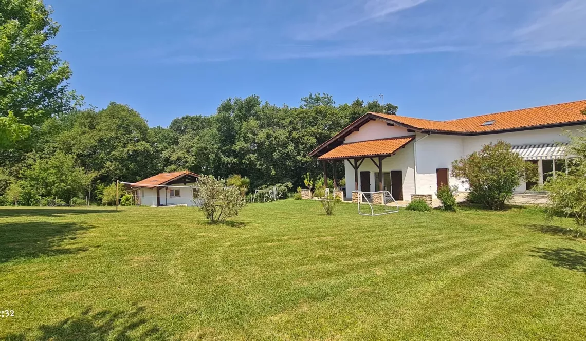 Mouguerre proche Elissaberry - Belle villa traditionnelle de 166 m² habitable, 4 chambres, sous-sol de 45 m², dépendances de 28 m² sur parcelle piscinable de 3000 m²
