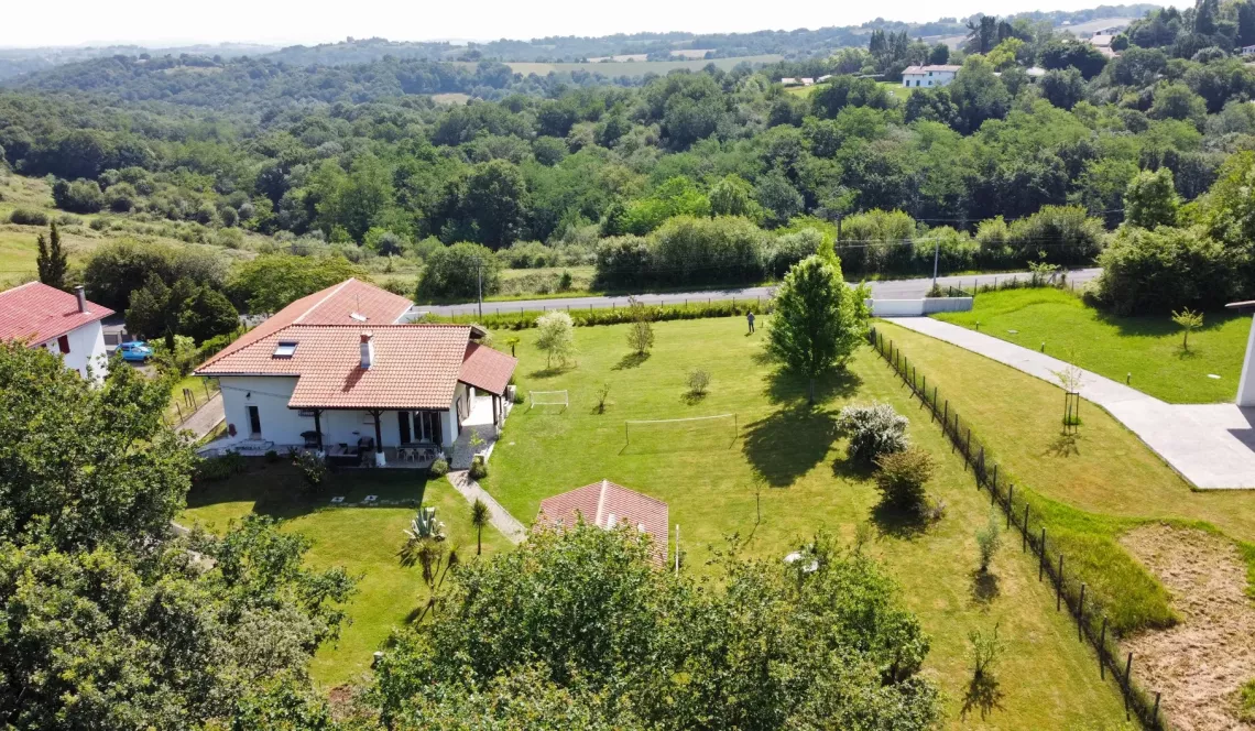Mouguerre proche Elissaberry - Belle villa traditionnelle de 166 m² habitable, 4 chambres, sous-sol de 45 m², dépendances de 28 m² sur parcelle piscinable de 3000 m²