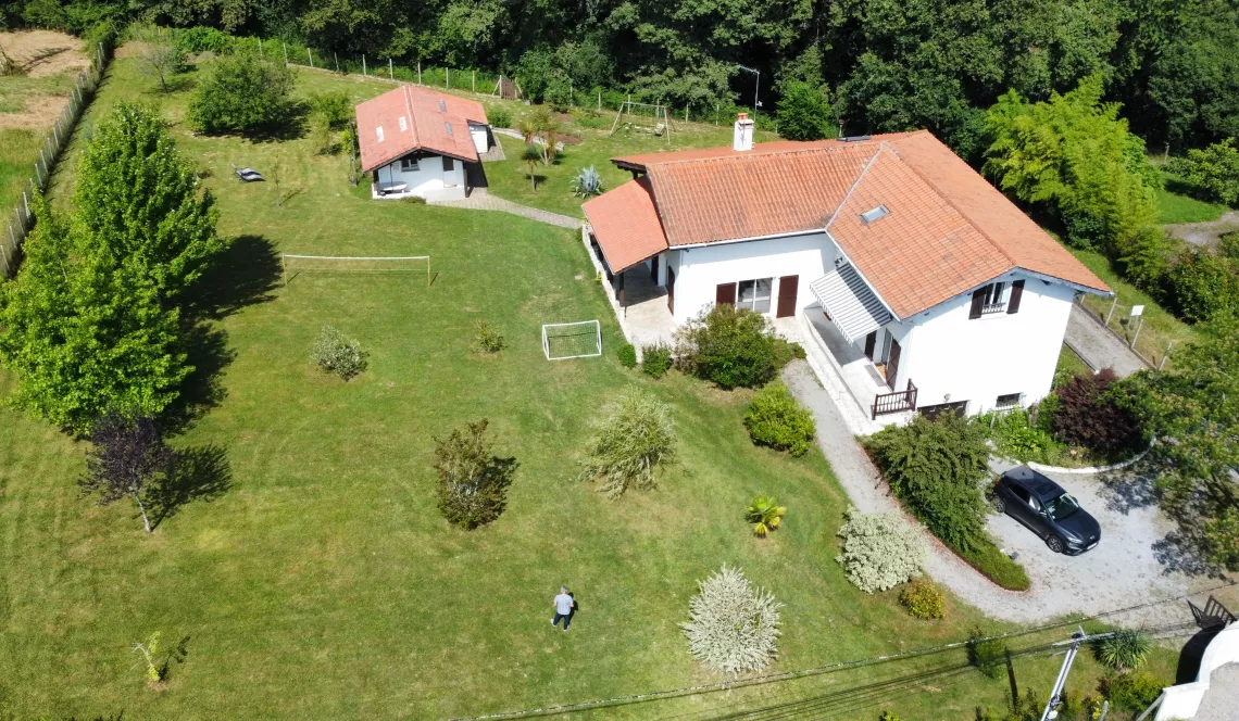 Mouguerre proche Elissaberry - Belle villa traditionnelle de 166 m² habitable, 4 chambres, sous-sol de 45 m², dépendances de 28 m² sur parcelle piscinable de 3000 m²