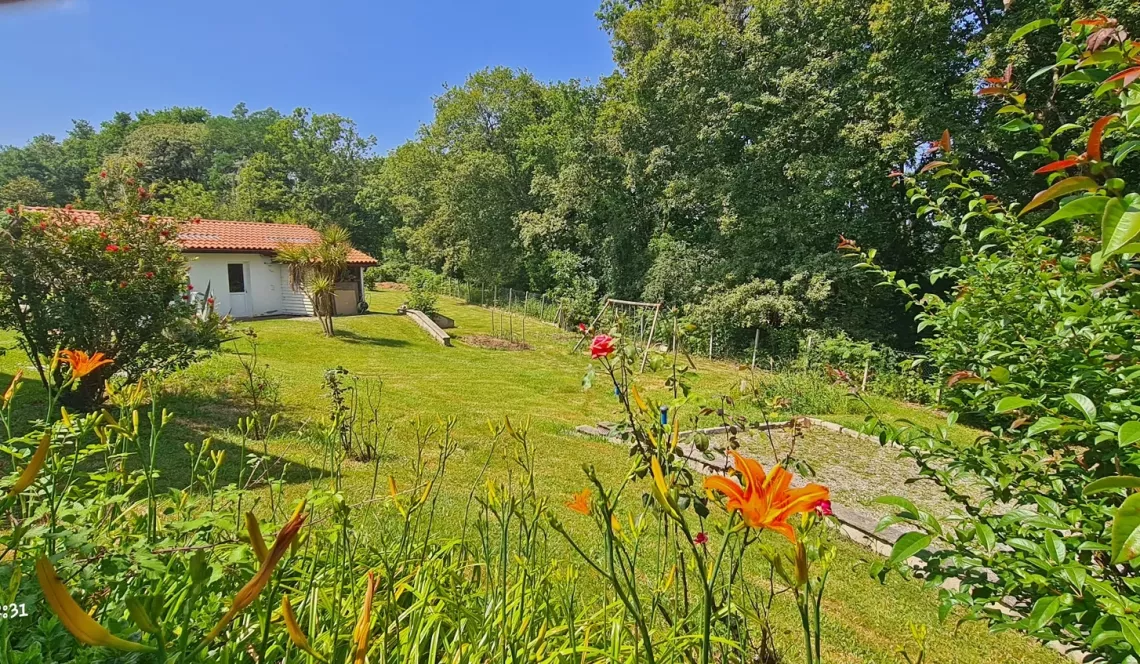 Mouguerre proche Elissaberry - Belle villa traditionnelle de 166 m² habitable, 4 chambres, sous-sol de 45 m², dépendances de 28 m² sur parcelle piscinable de 3000 m²