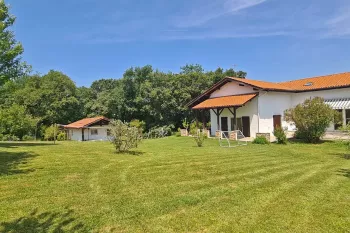 Mouguerre proche Elissaberry - Belle villa traditionnelle de 166 m² habitable, 4 chambres, sous-sol de 45 m², dépendances de 28 m² sur parcelle piscinable de 3000 m²