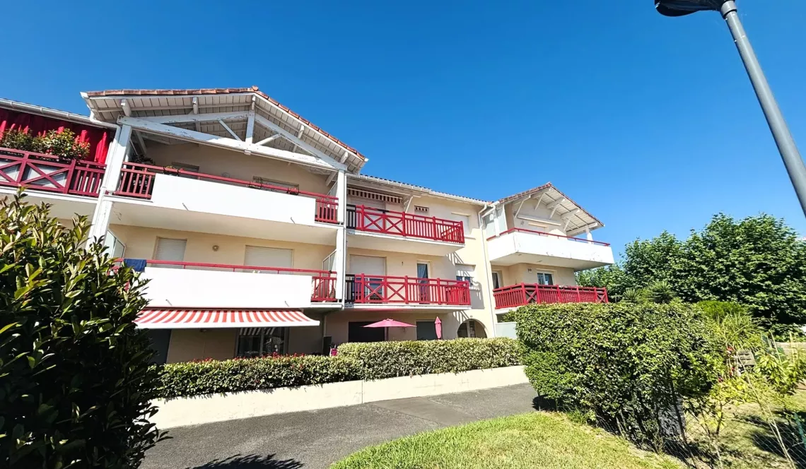 Exclusivité St Martin de Seignanx - Dernier étage pour ce type 4 de 84 m² habitable, pièce de vie de 25 m² sur terrasse, cellier, place de parking + garage indépendant