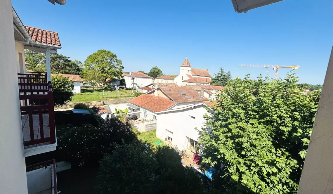 Exclusivité St Martin de Seignanx - Dernier étage pour ce type 4 de 84 m² habitable, pièce de vie de 25 m² sur terrasse, cellier, place de parking + garage indépendant