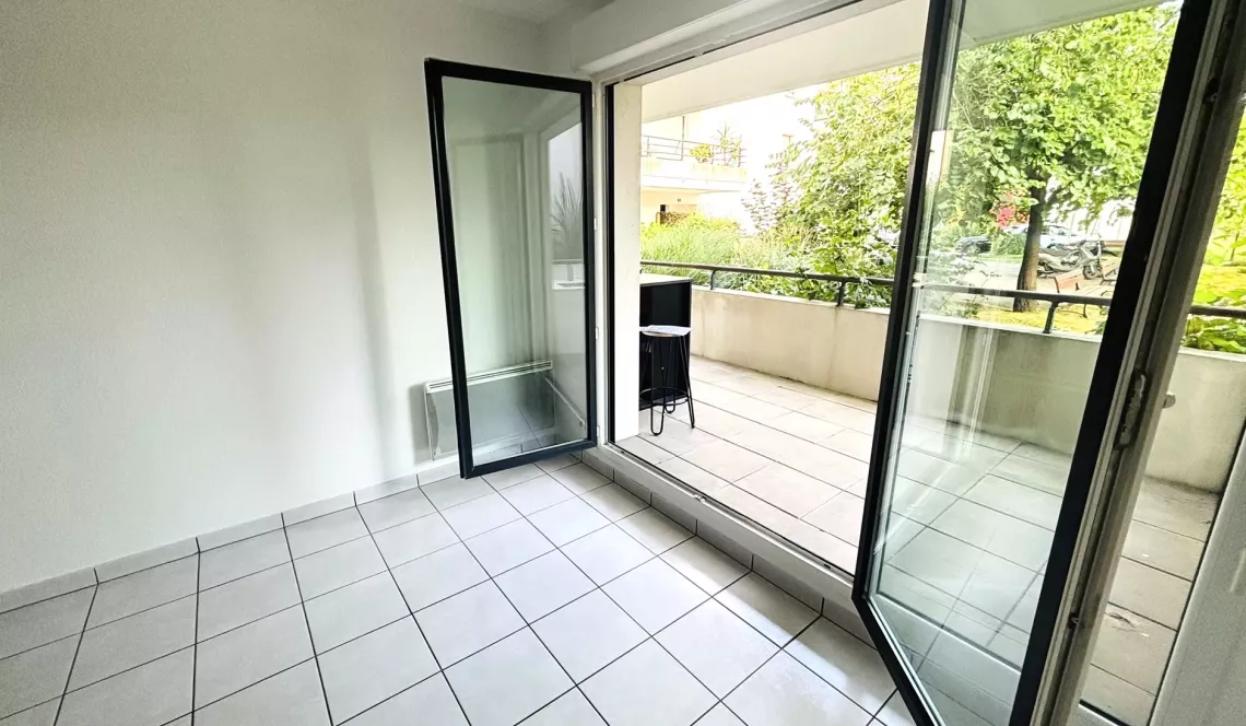 Bayonne Belharra - En rez de chaussée d’une résidence récente de 2011, joli type 2 de 42 m² habitable, pièce de vie de 19 m², chambre séparée de  13,90 m² + terrasse + cave + place de parking