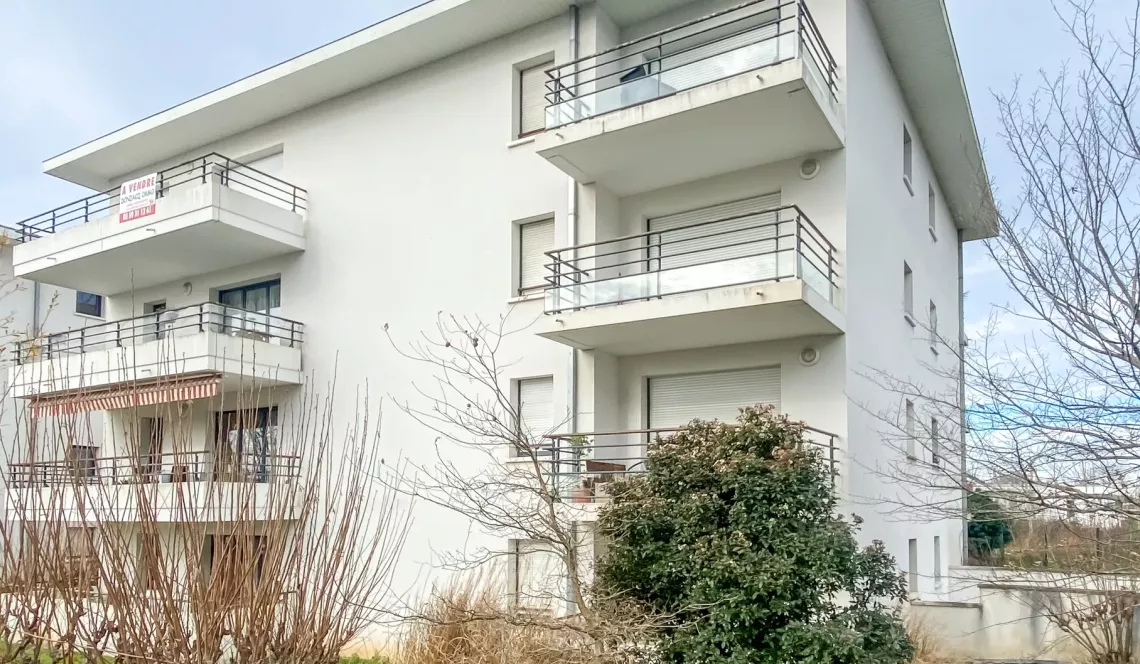 Bayonne Belharra - En rez de chaussée d’une résidence récente de 2011, joli type 2 de 42 m² habitable, pièce de vie de 19 m², chambre séparée de  13,90 m² + terrasse + cave + place de parking