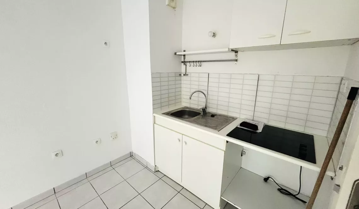 Bayonne Belharra - En rez de chaussée d’une résidence récente de 2011, joli type 2 de 42 m² habitable, pièce de vie de 19 m², chambre séparée de  13,90 m² + terrasse + cave + place de parking