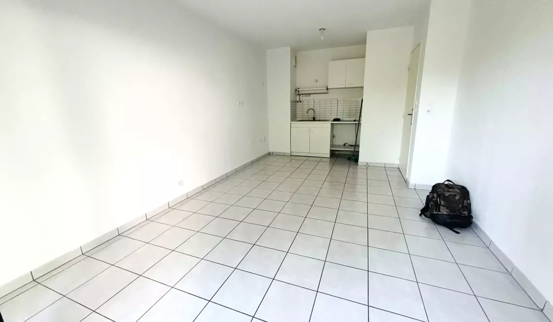 Bayonne Belharra - En rez de chaussée d’une résidence récente de 2011, joli type 2 de 42 m² habitable, pièce de vie de 19 m², chambre séparée de  13,90 m² + terrasse + cave + place de parking