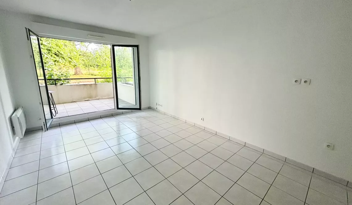 Bayonne Belharra - En rez de chaussée d’une résidence récente de 2011, joli type 2 de 42 m² habitable, pièce de vie de 19 m², chambre séparée de  13,90 m² + terrasse + cave + place de parking