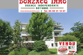 Bayonne Belharra - En rez de chaussée d’une résidence récente de 2011, joli type 2 de 42 m² habitable, pièce de vie de 19 m², chambre séparée de  13,90 m² + terrasse + cave + place de parking