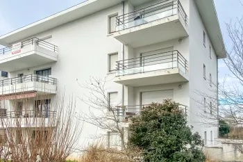 Bayonne Belharra - En rez de chaussée d’une résidence récente de 2011, joli type 2 de 42 m² habitable, pièce de vie de 19 m², chambre séparée de  13,90 m² + terrasse + cave + place de parking