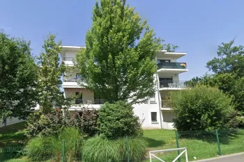 Bayonne Belharra - En rez de chaussée d’une résidence récente de 2011, joli type 2 de 42 m² habitable, pièce de vie de 19 m², chambre séparée de  13,90 m² + terrasse + cave + place de parking