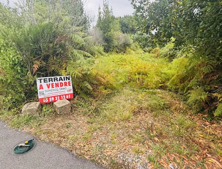 Seulement chez Donzacq Immo, à Labenne - Terrain à bâtir plat de 242 m², emprise au sol de 35%, libre de constructeur. Prévoir la viabilisation complète.