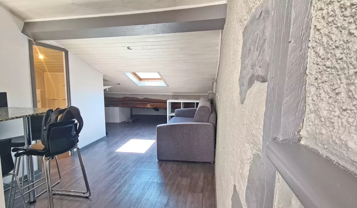 Sur Bayonne rue Poissonnerie - 4 ème et dernier étage pour ce joli studio de 15 m² habitable entièrement refait, peu de charges!