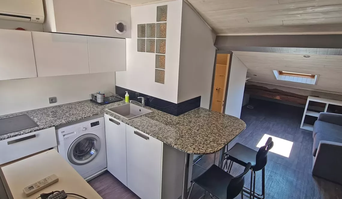 Sur Bayonne rue Poissonnerie - 4 ème et dernier étage pour ce joli studio de 15 m² habitable entièrement refait, peu de charges!
