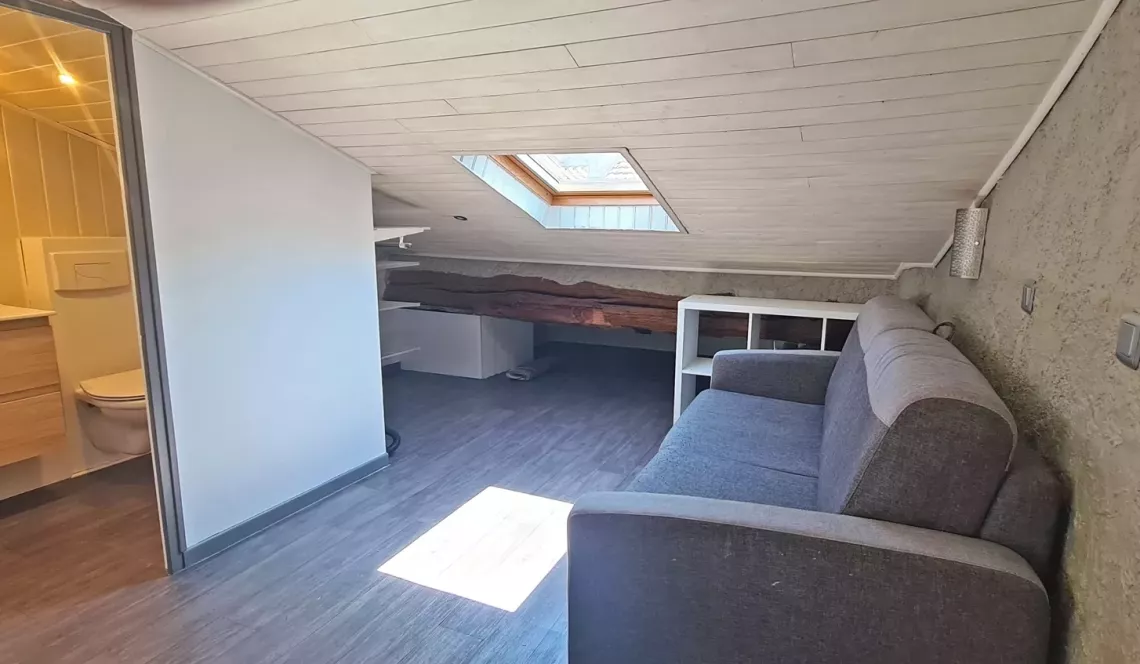 Sur Bayonne rue Poissonnerie - 4 ème et dernier étage pour ce joli studio de 15 m² habitable entièrement refait, peu de charges!