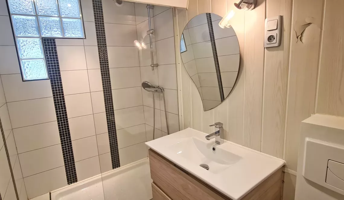 Sur Bayonne rue Poissonnerie - 4 ème et dernier étage pour ce joli studio de 15 m² habitable entièrement refait, peu de charges!