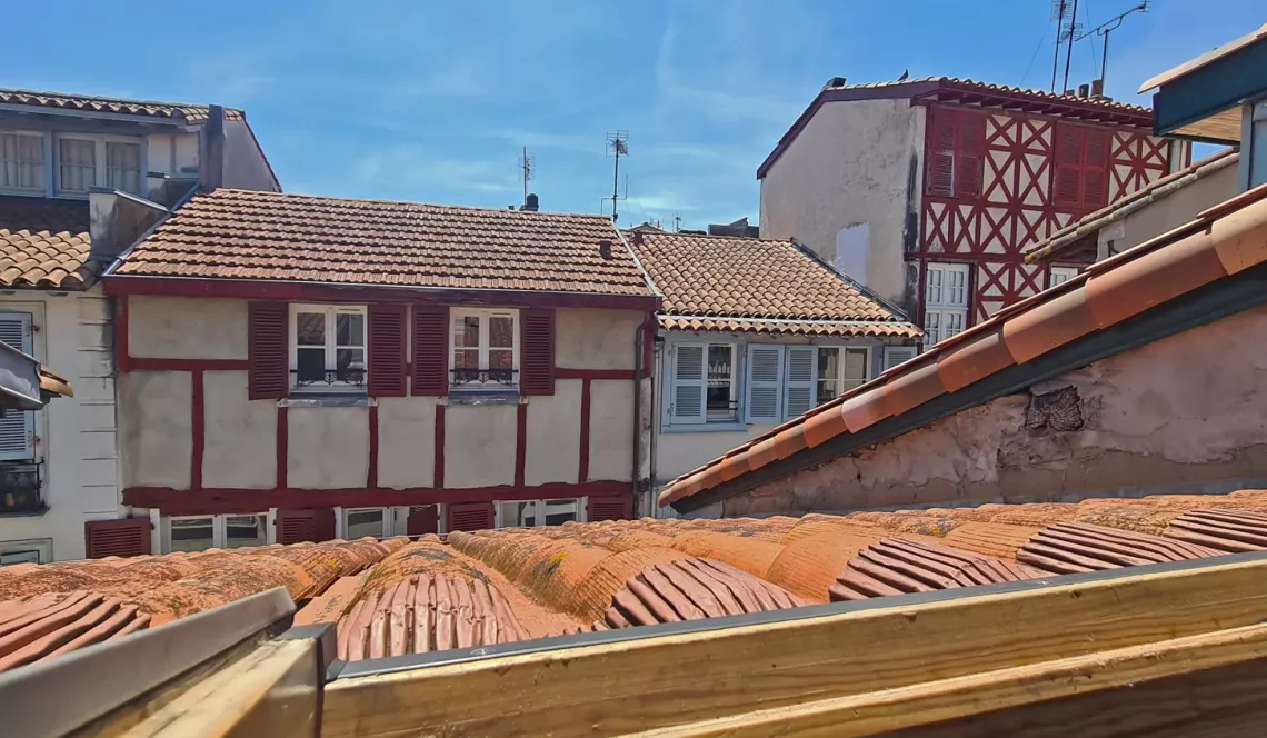 Sur Bayonne rue Poissonnerie - 4 ème et dernier étage pour ce joli studio de 15 m² habitable entièrement refait, peu de charges!