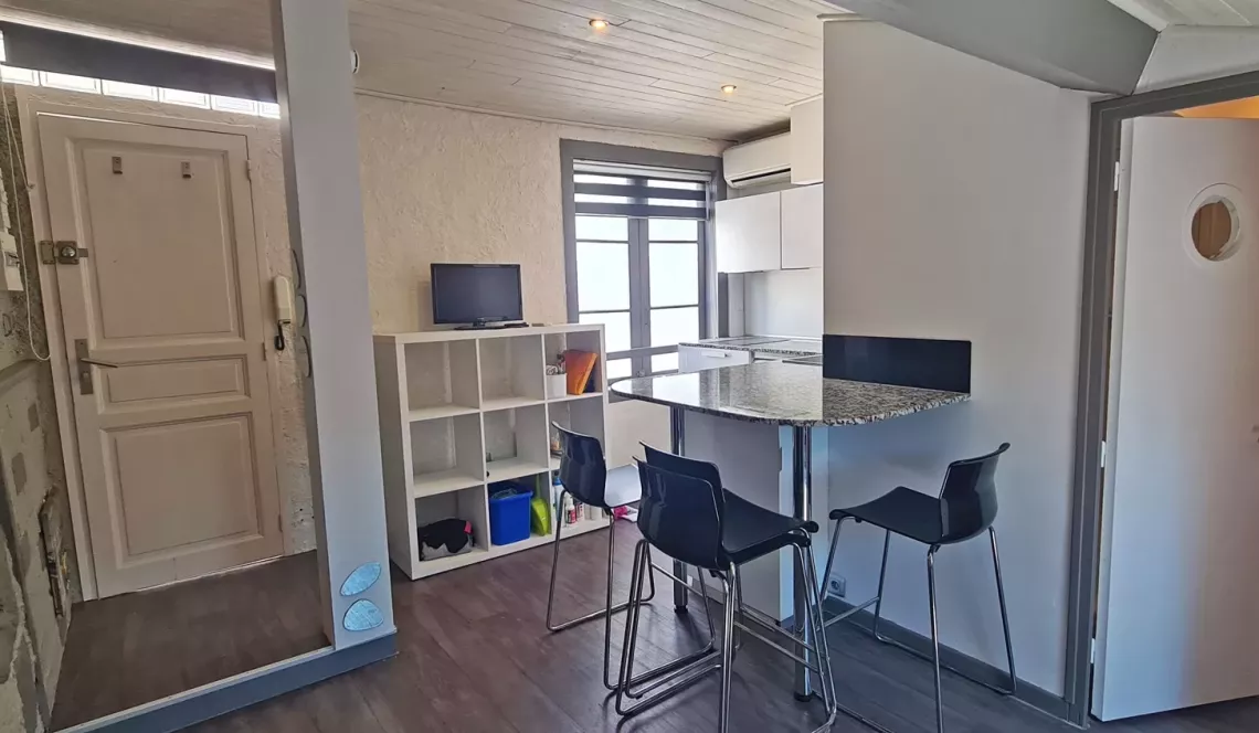 Sur Bayonne rue Poissonnerie - 4 ème et dernier étage pour ce joli studio de 15 m² habitable entièrement refait, peu de charges!