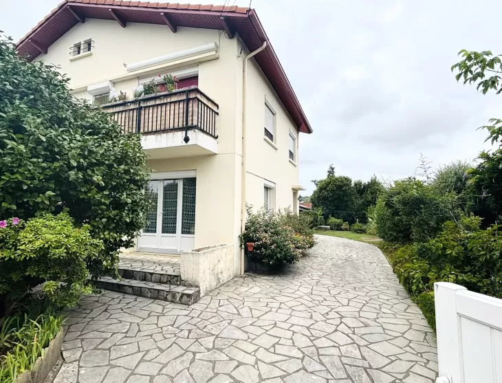 Anglet Camiade/Montbrun - Copropriété de 2 pour ce joli Type 4 de 91 m² H en rdc d’une maison + véranda + garage + jouissance exclusive de 228 m² de terrain