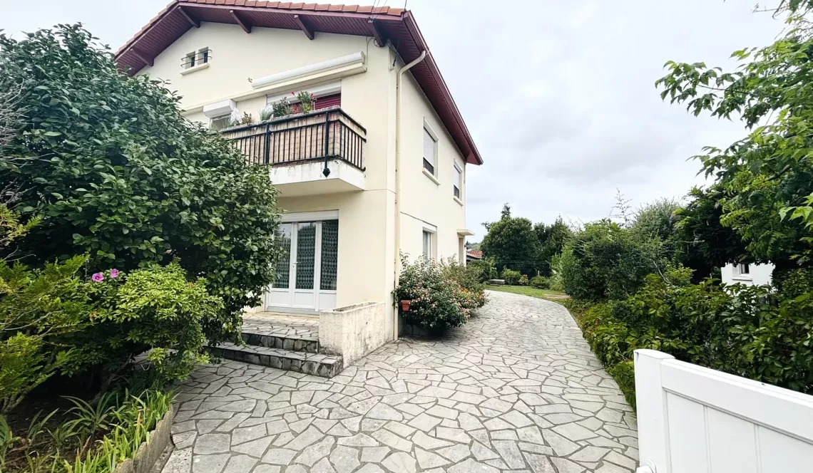 Anglet Camiade/Montbrun - Copropriété de 2 pour ce joli Type 4 de 91 m² H en rdc d’une maison + véranda + garage + jouissance exclusive de 228 m² de terrain
