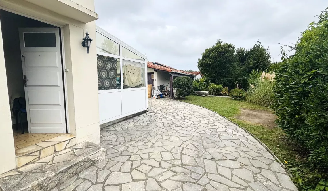 Anglet Camiade/Montbrun - Copropriété de 2 pour ce joli Type 4 de 91 m² H en rdc d’une maison + véranda + garage + jouissance exclusive de 228 m² de terrain
