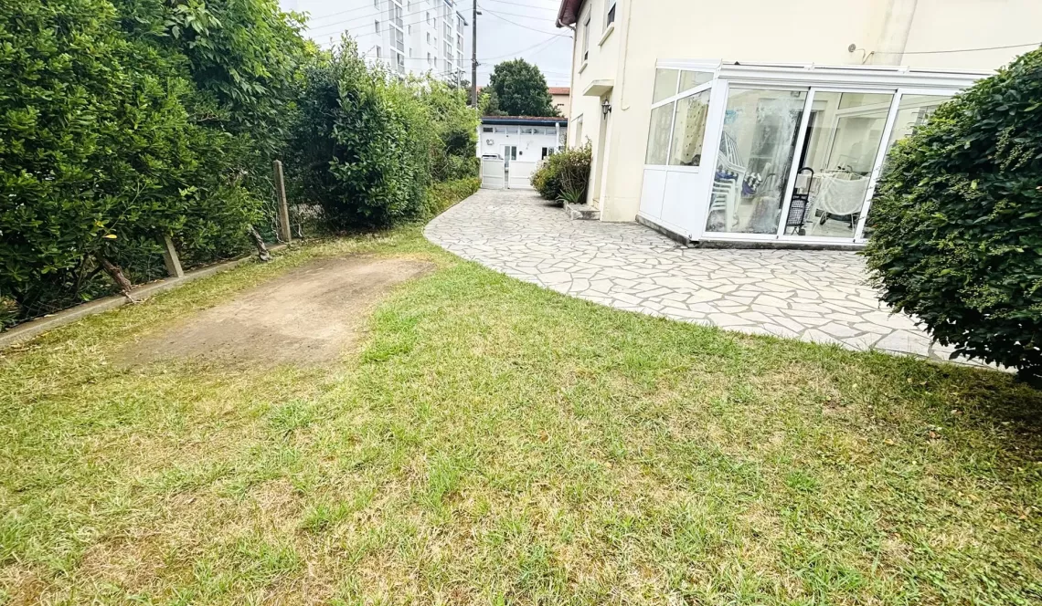 Anglet Camiade/Montbrun - Copropriété de 2 pour ce joli Type 4 de 91 m² H en rdc d’une maison + véranda + garage + jouissance exclusive de 228 m² de terrain
