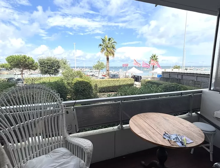 Arcachon vue mer sur le Cap-Ferret - Joli type 3 de 68 m² H, pièce de vie de 27 m² sur terrasse, grand dressing, cellier et place de parking extérieure