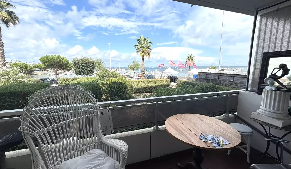 Arcachon vue mer sur le Cap-Ferret - Joli type 3 de 68 m² H, pièce de vie de 27 m² sur terrasse, grand dressing, cellier et place de parking extérieure