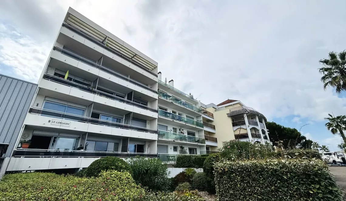 Arcachon vue mer sur le Cap-Ferret - Joli type 3 de 68 m² H, pièce de vie de 27 m² sur terrasse, grand dressing, cellier et place de parking extérieure