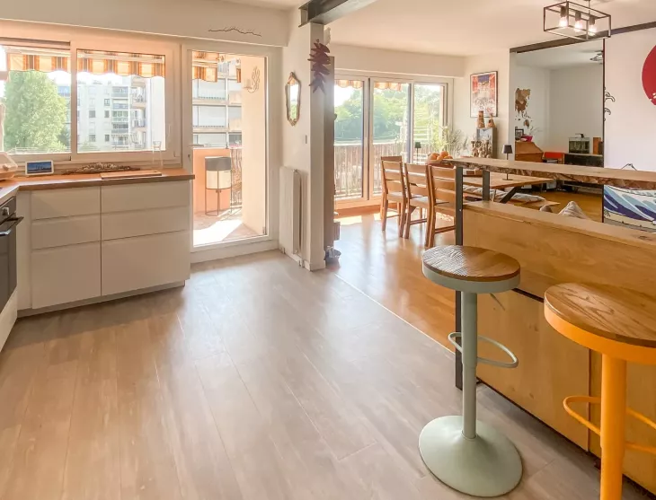 Centre ville d’Anglet - Type 3 de 81 m² habitable et son double séjour de 30 m², cuisine américaine équipée + terrasse. Cave et parking extérieur