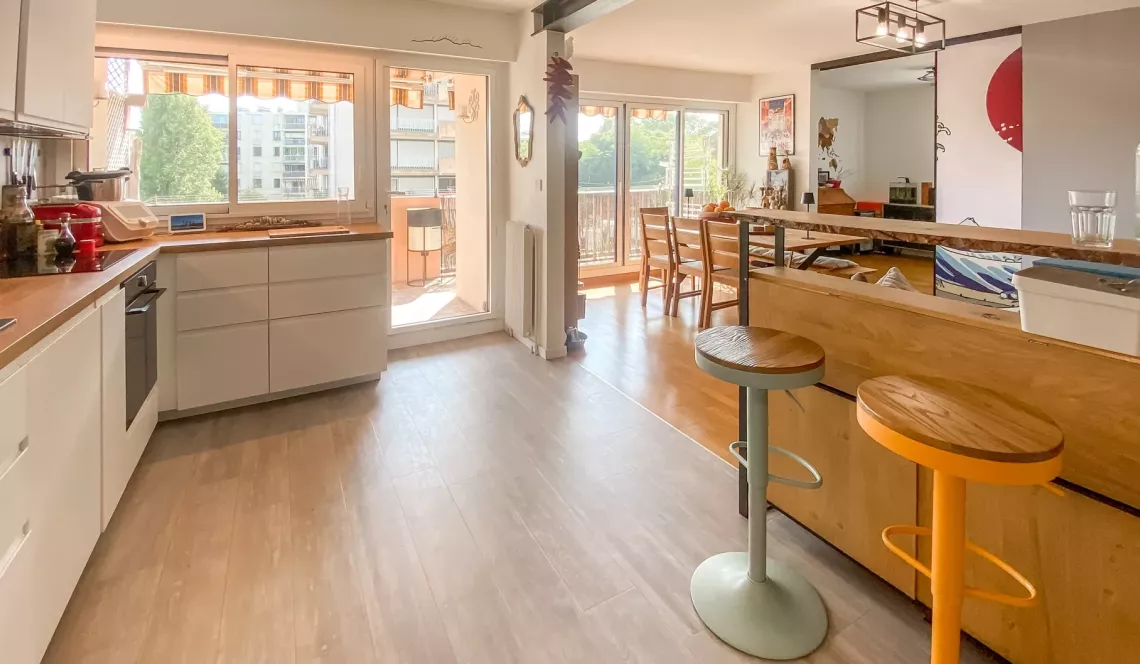 Centre ville d’Anglet - Type 3 de 81 m² habitable et son double séjour de 30 m², cuisine américaine équipée + terrasse. Cave et parking extérieur