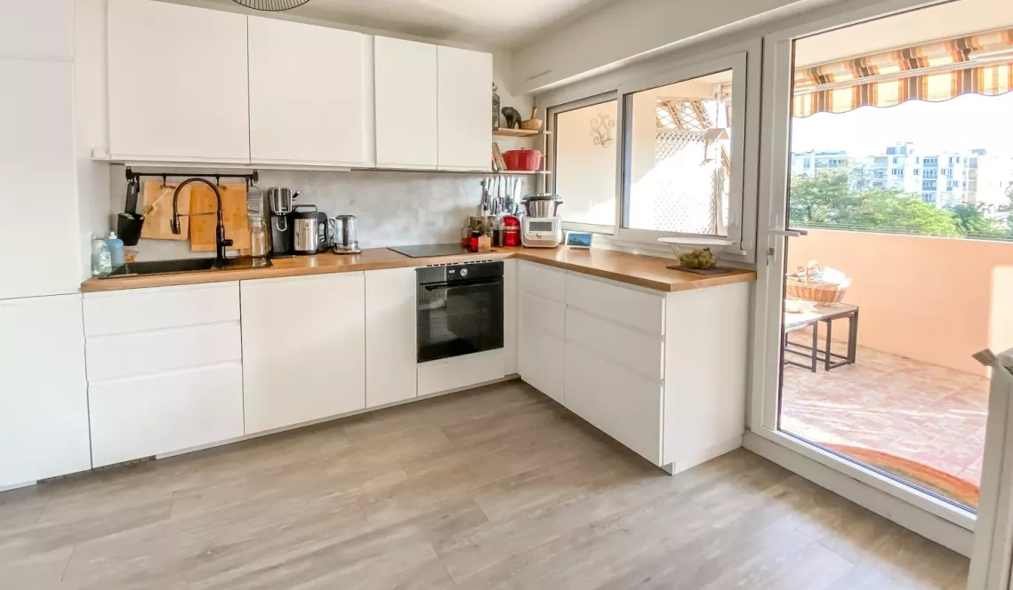 Centre ville d’Anglet - Type 3 de 81 m² habitable et son double séjour de 30 m², cuisine américaine équipée + terrasse. Cave et parking extérieur
