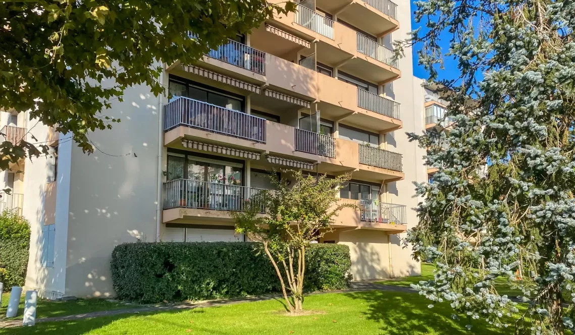 Centre ville d’Anglet - Type 3 de 81 m² habitable et son double séjour de 30 m², cuisine américaine équipée + terrasse. Cave et parking extérieur