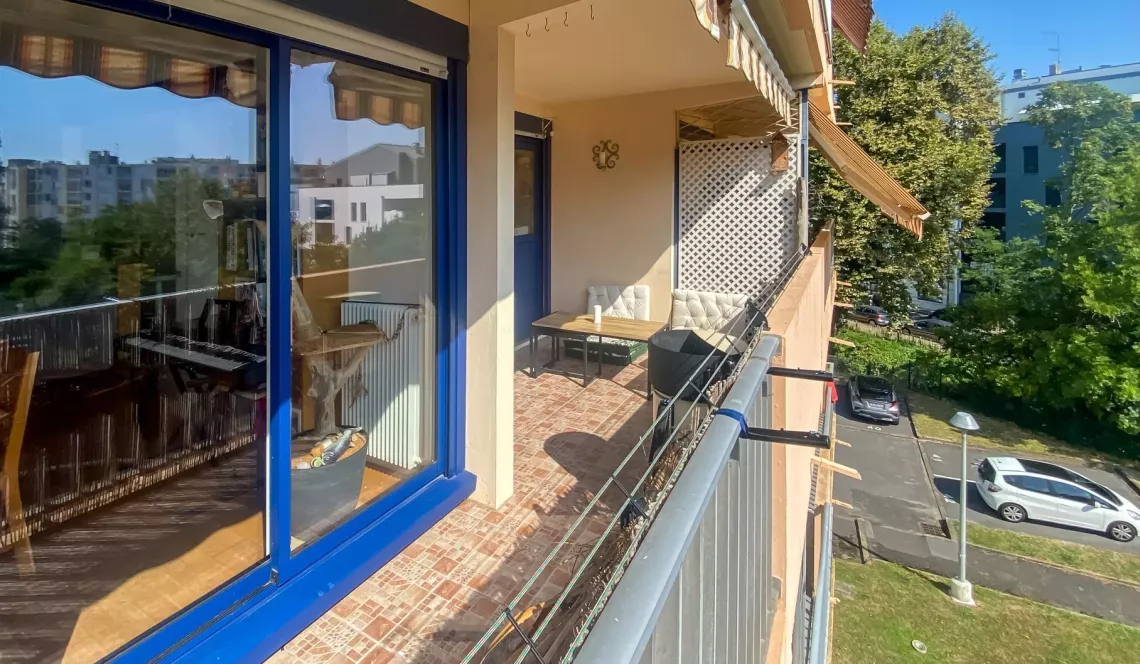 Centre ville d’Anglet - Type 3 de 81 m² habitable et son double séjour de 30 m², cuisine américaine équipée + terrasse. Cave et parking extérieur