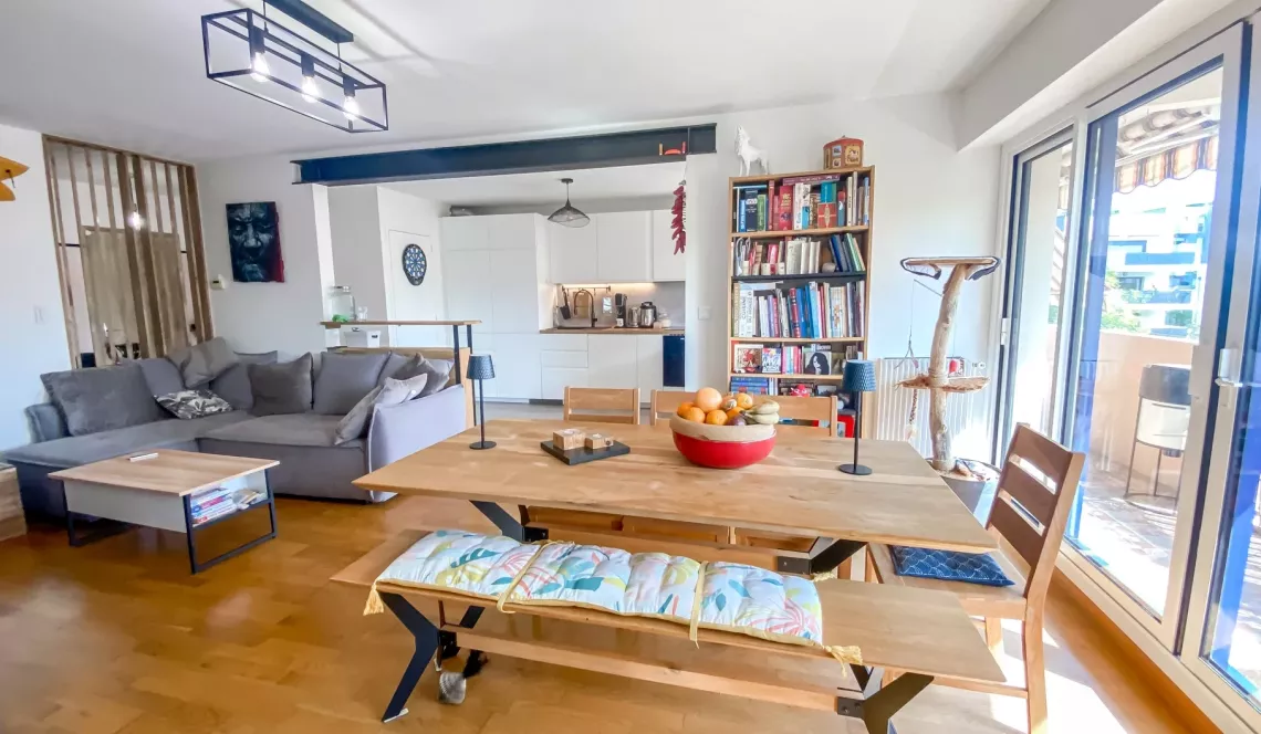 Centre ville d’Anglet - Type 3 de 81 m² habitable et son double séjour de 30 m², cuisine américaine équipée + terrasse. Cave et parking extérieur