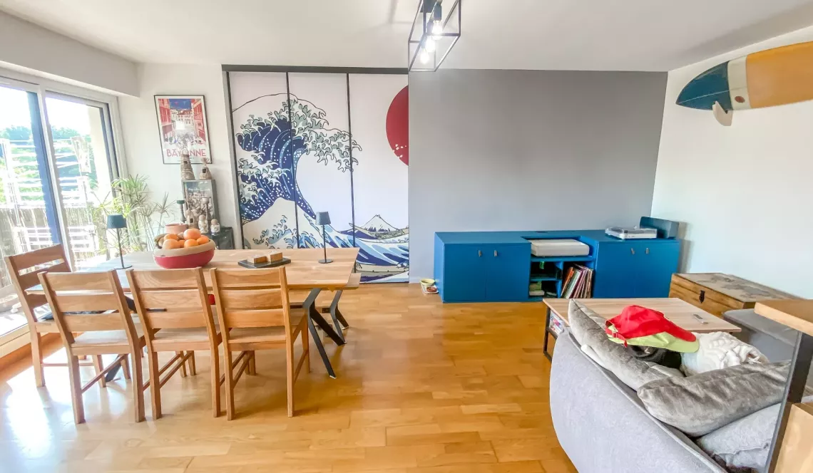 Centre ville d’Anglet - Type 3 de 81 m² habitable et son double séjour de 30 m², cuisine américaine équipée + terrasse. Cave et parking extérieur
