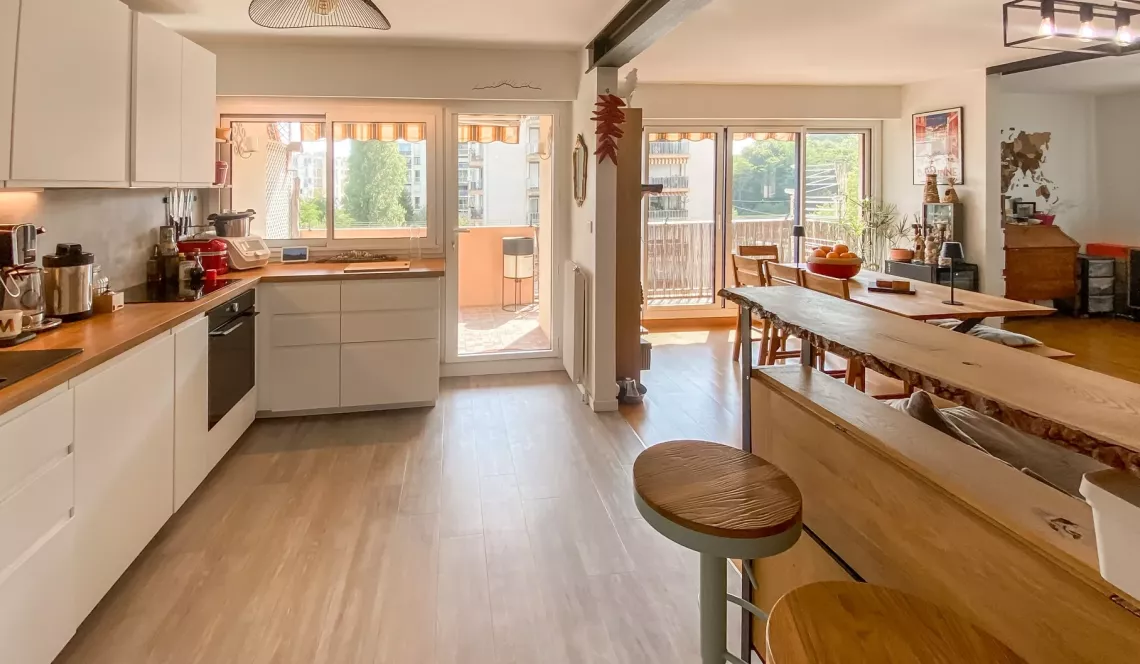 Centre ville d’Anglet - Type 3 de 81 m² habitable et son double séjour de 30 m², cuisine américaine équipée + terrasse. Cave et parking extérieur