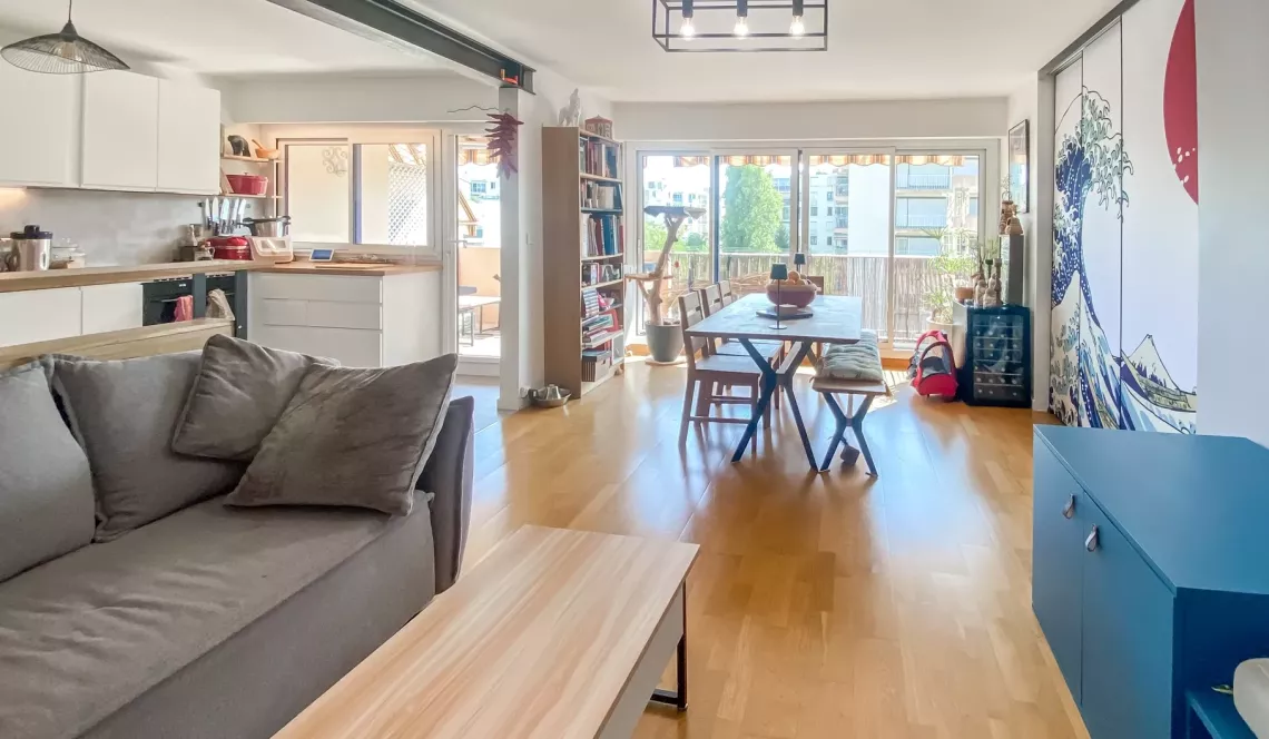 Centre ville d’Anglet - Type 3 de 81 m² habitable et son double séjour de 30 m², cuisine américaine équipée + terrasse. Cave et parking extérieur