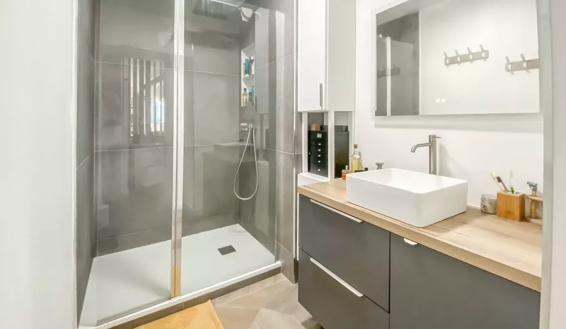 Centre ville d’Anglet - Type 3 de 81 m² habitable et son double séjour de 30 m², cuisine américaine équipée + terrasse. Cave et parking extérieur
