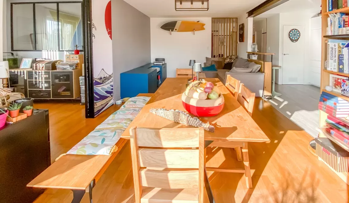 Centre ville d’Anglet - Type 3 de 81 m² habitable et son double séjour de 30 m², cuisine américaine équipée + terrasse. Cave et parking extérieur