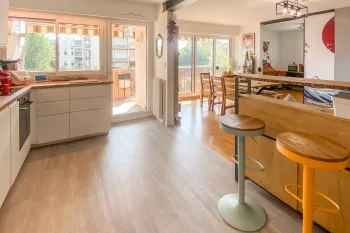 Centre ville d’Anglet - Type 3 de 81 m² habitable et son double séjour de 30 m², cuisine américaine équipée + terrasse. Cave et parking extérieur