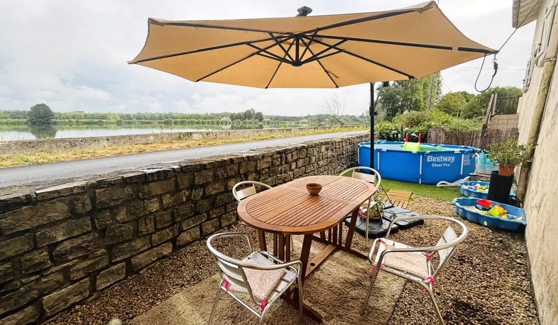 Exclusivité sur Urt bord d’Adour - Belle bâtisse avec deux logements loués de 102 m² habitable, un F3 et un F2, trois garages en rez de chaussée sur parcelle de 2428 m². Travaux à prévoir!