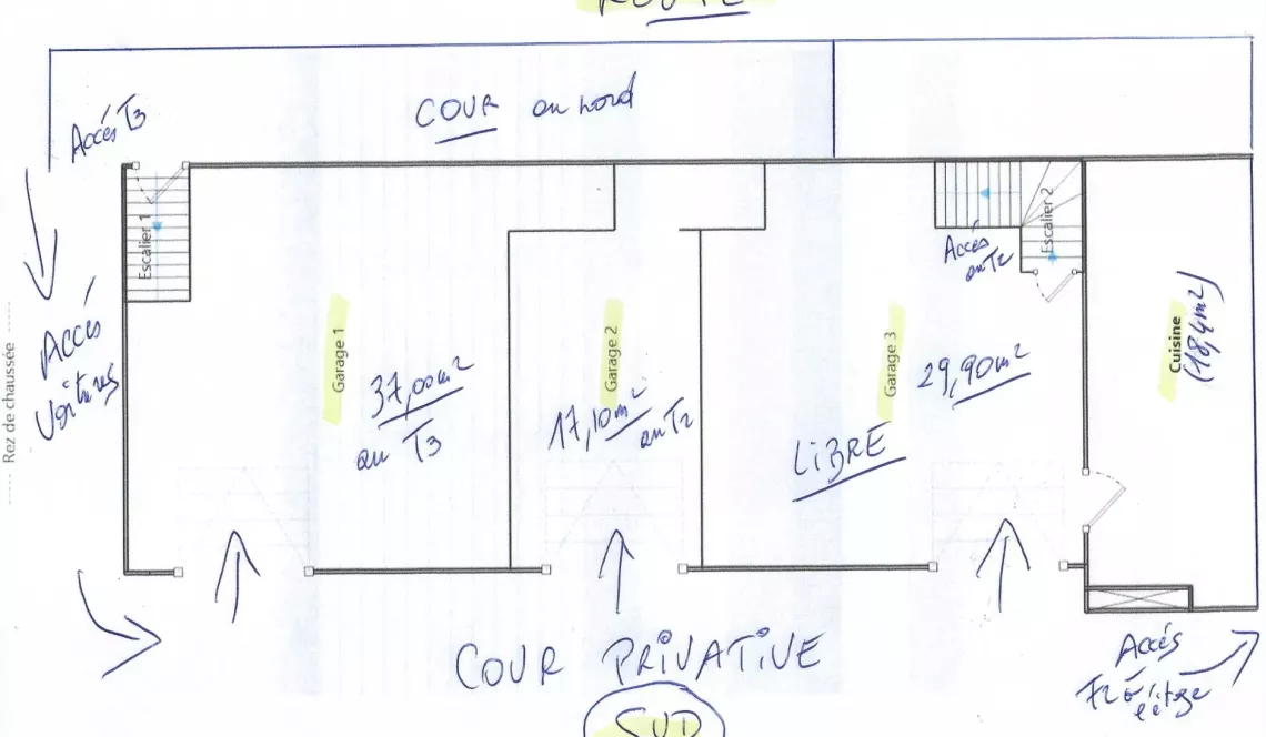Exclusivité sur Urt bord d’Adour - Belle bâtisse avec deux logements loués de 102 m² habitable, un F3 et un F2, trois garages en rez de chaussée sur parcelle de 2428 m². Travaux à prévoir!