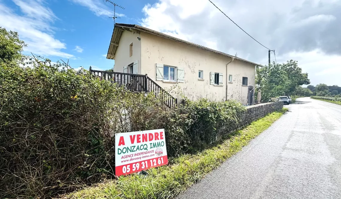 Exclusivité sur Urt bord d’Adour - Belle bâtisse avec deux logements loués de 102 m² habitable, un F3 et un F2, trois garages en rez de chaussée sur parcelle de 2428 m². Travaux à prévoir!