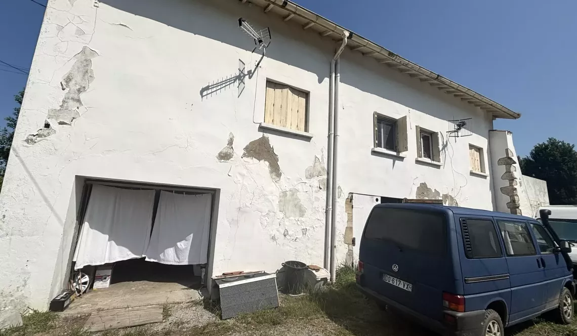 Exclusivité sur Urt bord d’Adour - Belle bâtisse avec deux logements loués de 102 m² habitable, un F3 et un F2, trois garages en rez de chaussée sur parcelle de 2428 m². Travaux à prévoir!